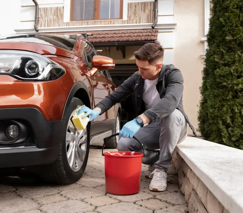 Lavage auto à domicile Sainte-Suzanne : professionnel intervenant sur un véhicule